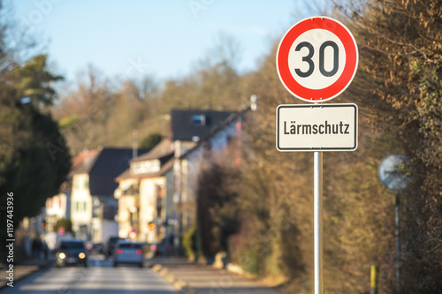 Fotografie Verkehrsschild Tempo 30 Lärmschutz an befahrener Straße in Wohngebiet in Neckart