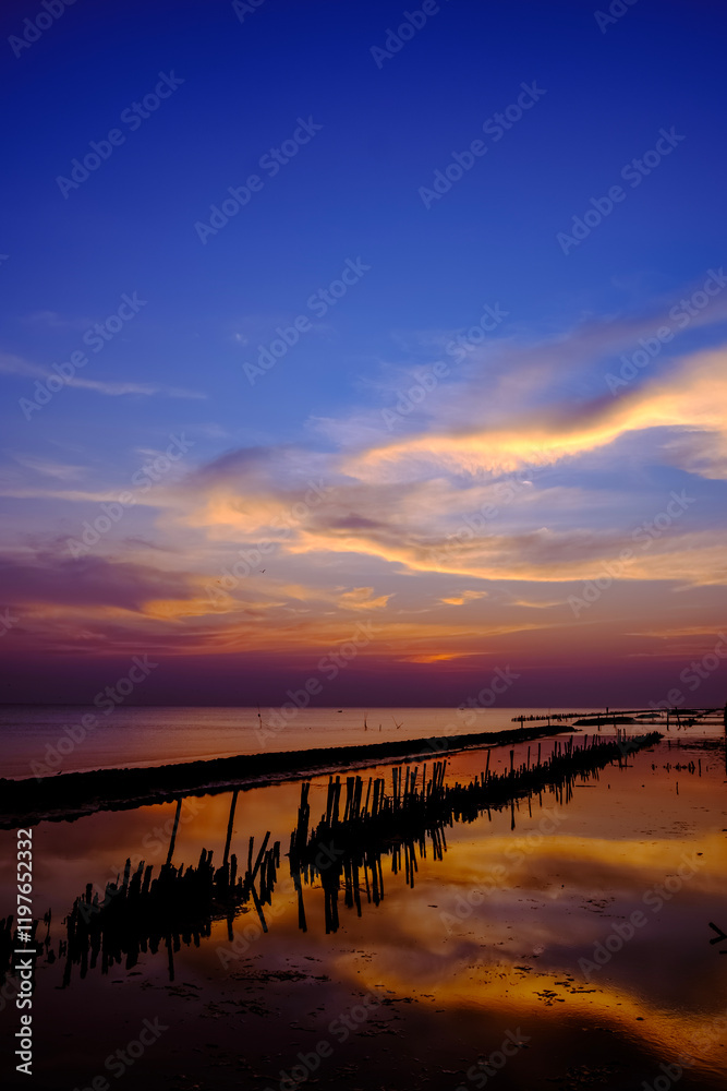 Obraz premium Vibrant Sunset Over Serene sea with Stunning Sky Reflection