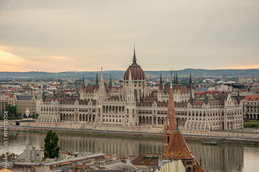 Obraz premium hungary Budapest twilight at Danube River with lit up Hungarian Parliament building