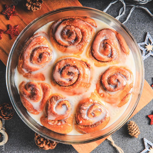 Obraz na płótnie Cinnamon Rolls brioches or cinnamon rolls with icing sugar and cream cheese - decorated for Christmas w salonie