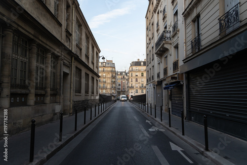 Fototapeta Naklejka Na Ścianę i Meble -  Paris street surrounded by old buildings
