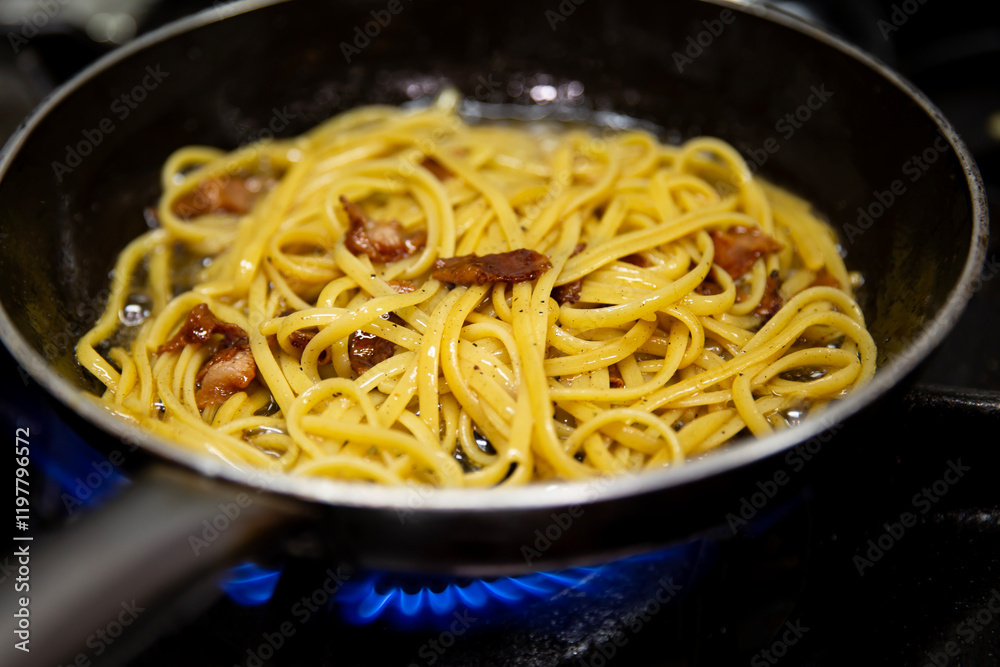 Elaboración de salsa y acompañamiento para platos de pasta italianos en sartén
