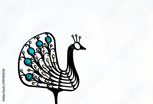 Obraz na płótnie paw z metalu na bialym tle, ażurowa figurka pawia wykonana z metalu do dekoracji ogrodów, openwork peacock made of metal on a white background, peacock figurine made of metal for garden decoration w salonie