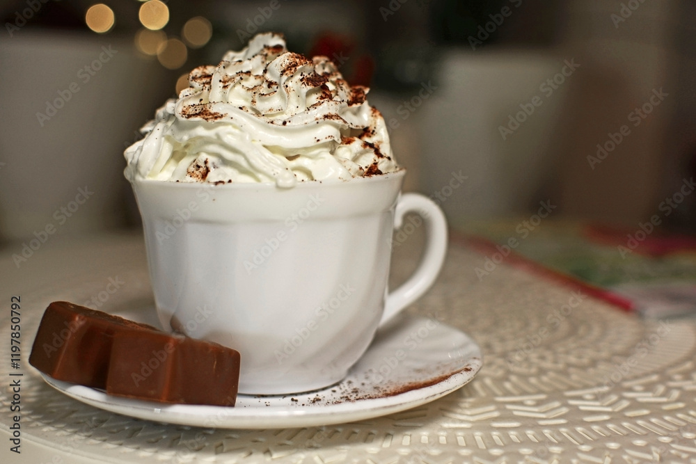 filiżanka czekolady z bitą śmietaną, biała filiżanka kawy z bitą śmietaną, a cup of chocolate with whipped cream, a white cup of coffee with whipped cream, hot chocolate topped with whipped cream
