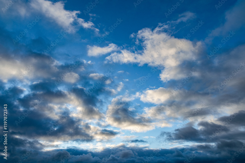 Obraz premium Natural background. White spring clouds