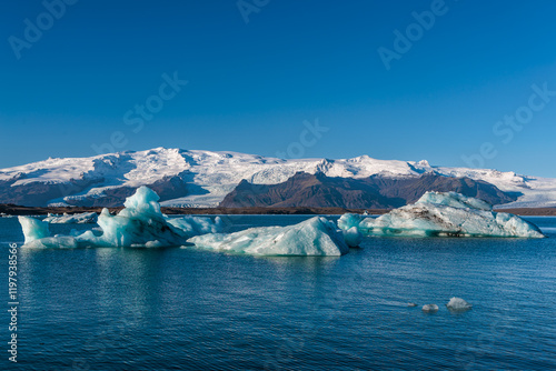 Obraz na płótnie Jokulsarlon glacial lake with loose segments of glacier on the island of Iceland w salonie