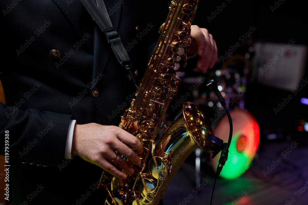 Obraz premium An Elegant and Talented Saxophonist Skillfully Playing a Stunning Golden Saxophone