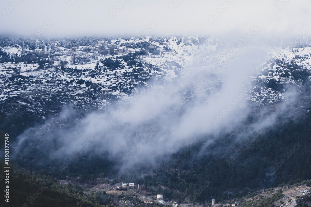 Obraz premium Clouds over the majestic mountain
