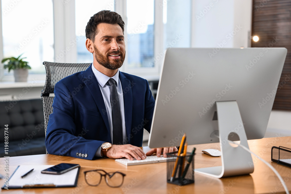 Obraz premium Man working on computer at table in office
