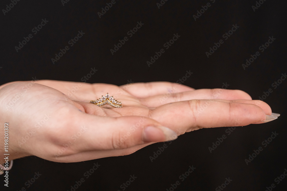 main ouverte proposant un bijoux en or, offrir ou offrande main ouverte proposant un bijoux en or, offrir ou offrande