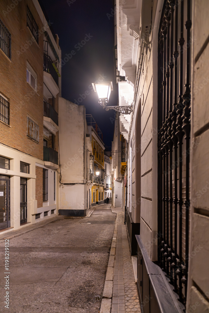 Fototapeta premium Straßen und Gassen von Sevilla bei Nacht / Hauptstadt der südspanischen Region Andalusien