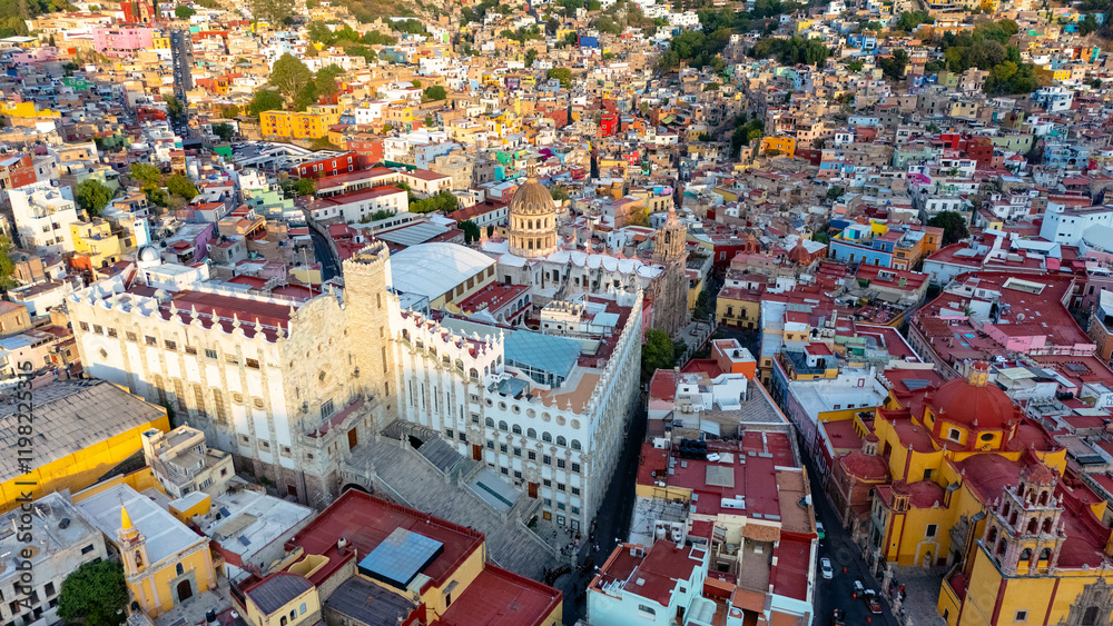 Obraz premium The University of Guanajuato from an aerial shot at sunset. You can also see its churches, plazas and the tourist icons of this colonial city.