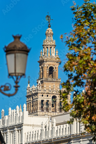 Obraz na płótnie Sevilla Kathedrale & La Giralda an der Plaza del Triunfo, Sevilla, Spanien / Catedral de Sevilla w salonie