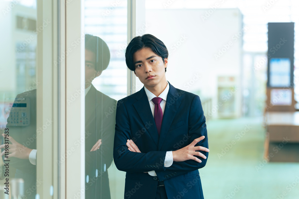 ビジネスマン、会社員、ビジネス、男性、日本人、オフィス、サラリーマン、スーツ、自信、ロビー、仕事、働く、人材、一人、自立、独立、転職、新入社員、新人、就活、就活生、リクルート、就職活動、若い、Z世代、20代、希望、コピースペース、やる気、真顔、ビル、カメラ目線、会社、企業、ポートレート、ビジネスパーソン、廊下、通路、営業、明るい、爽やか、窓、シリアス、リラックス、キャリア、かっこいい、真剣、エリー