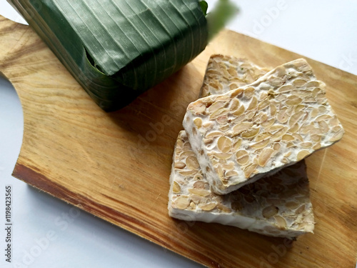Fotografie tempeh or tempe wraped in banana leaves