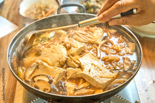 Wallpaper Mural 버섯 두부 전골을 맛있게 끓이고 있는 모습 Torontodigital.ca