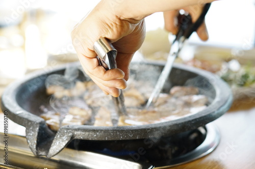 불판 위에서 삼겹살을 맛있게 굽고 있는 모습 photo