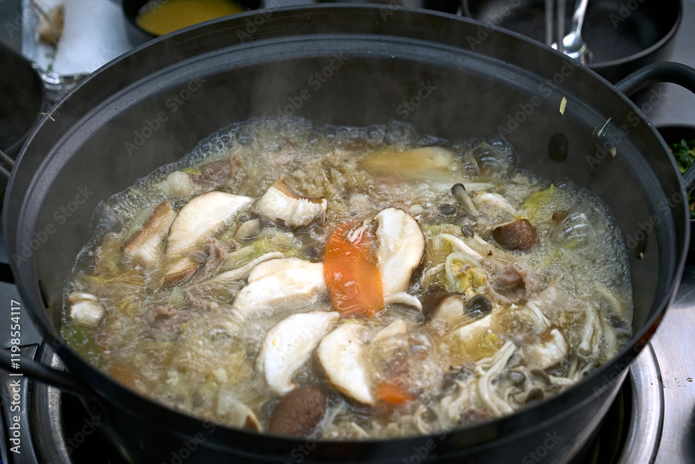 만두 전골을 맛있게 끊이고 있는 모습 만두 전골을 맛있게 끊이고 있는 모습