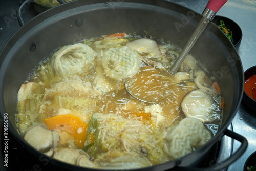 Wallpaper Mural 식탁 위에서 만둣국을 맛있게 끊이고 있는 모습 Torontodigital.ca