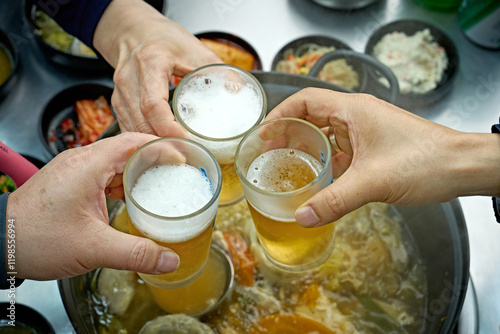 술자리에서 건배하는 모습