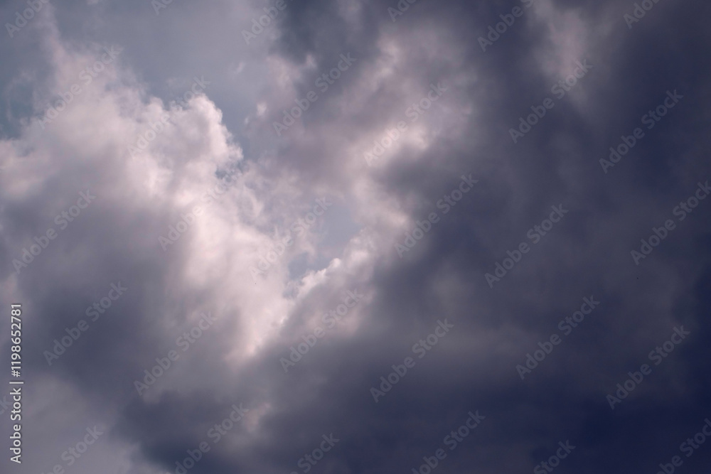 Obraz premium White clouds block the sun against the sky, dramatic clouds