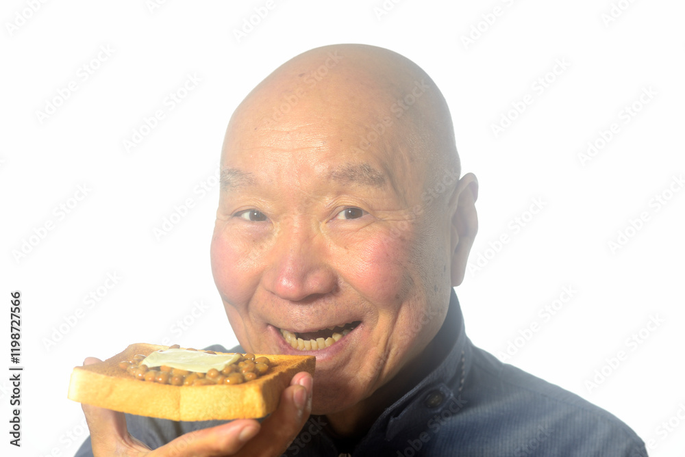 トーストした食パンを笑顔で食べる老人