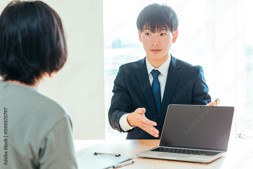 パソコンでお客様に案内する営業マン
A salesman providing guidance to a customer on a computer パソコンでお客様に案内する営業マン
A salesman providing guidance to a customer on a computer