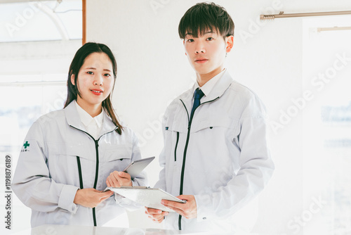 作業着で働く若い男女　ビジネス
Young men and women working in work clothes, business