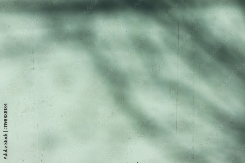 Naklejka premium Abstract leaf shadow and light on green wall background, overlay effect for photo, mock up, product, wall art, design presentation