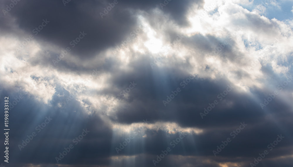 Obraz premium Sunshine shining through dark clouds