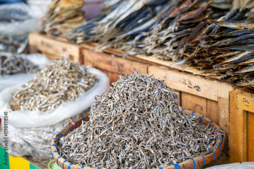 市場に並ぶ小魚の干物のイメージ