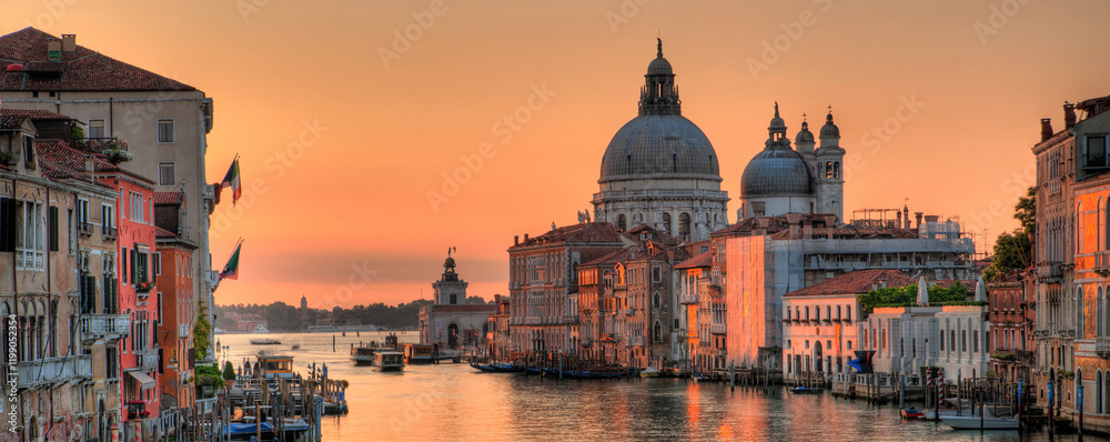 Fototapeta premium Canal grande in veStunning dawn view of Santa Maria della Salute and the Grand Canal in Venice. The tranquil morning light highlights the iconic architecture and serene water reflections.nice