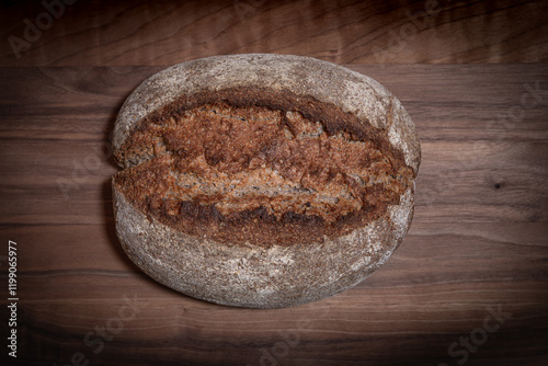 Selbstgebackenes Sauerteigbrot auf Holzbrett