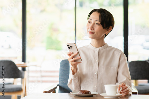 カフェでくつろぐミドルの女性