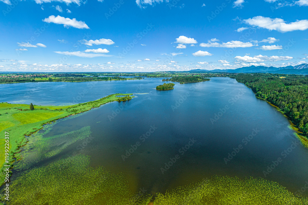 Ausblick über das westliche Ufer des Staffelsee und das Obernacher Moos in Oberbayern Ausblick über das westliche Ufer des Staffelsee und das Obernacher Moos in Oberbayern