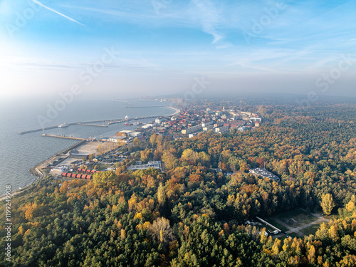 Hel Jesienią: Spokój Wybrzeża w Złotych Barwach photo