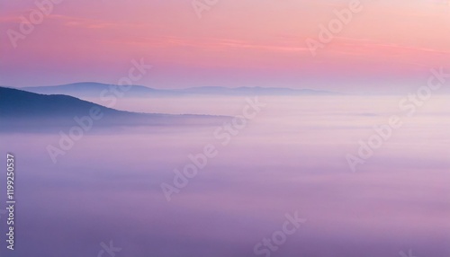 薄紫色の霧の風景