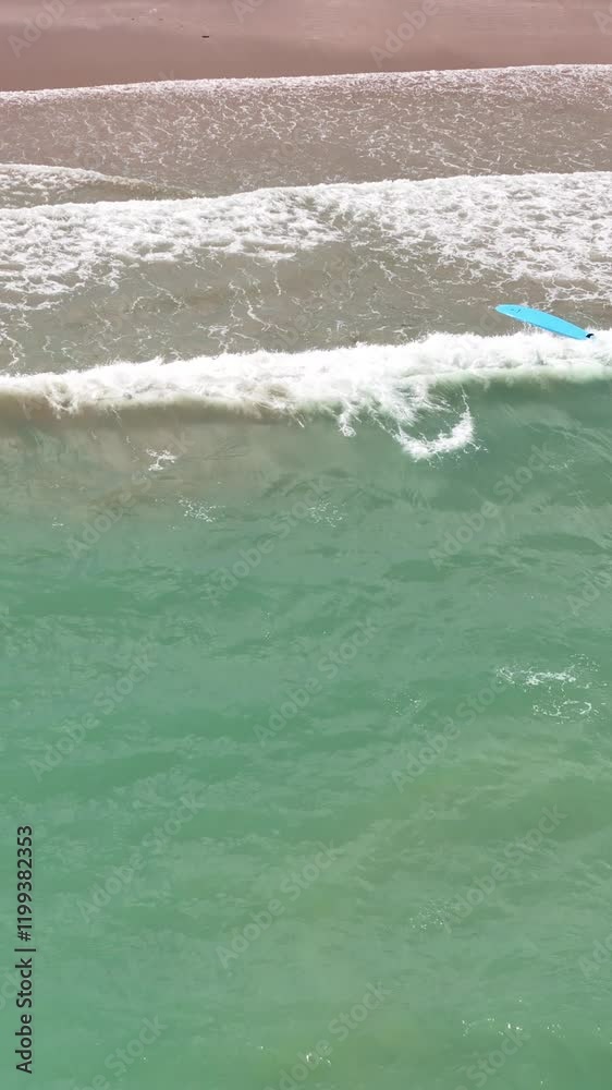 ONDAS LINDAS NA PRAIA DE INTERMARES, JOÃO PESSOA, MAR AZUL (BEAUTIFUL WAVES AT INTERMARES BEACH, JOÃO PESSOA, BLUE SEA)
