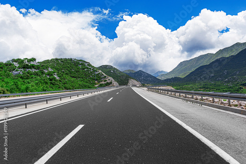 Obraz na płótnie Highway in a beautiful mountainous area. w salonie