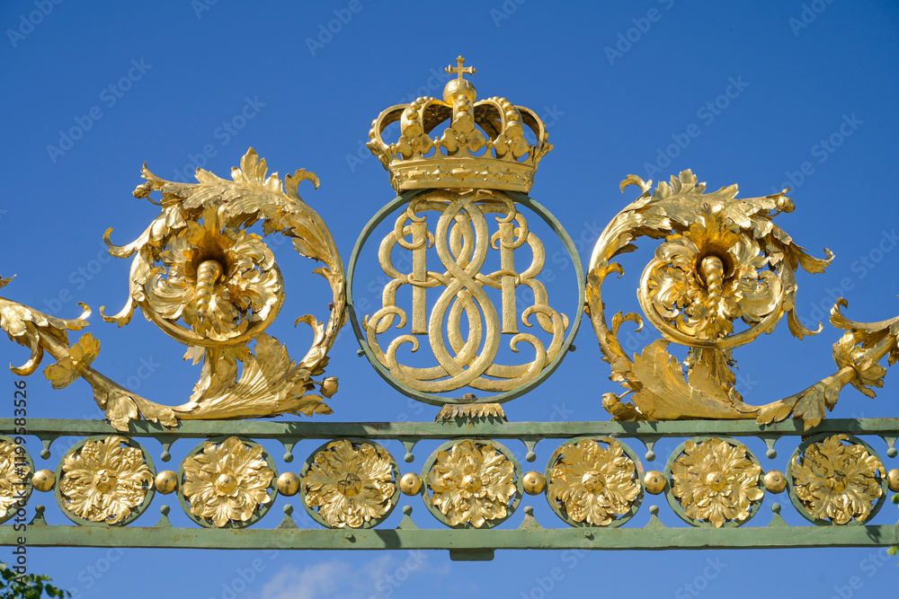 Obraz premium Goldene königliche Insignien, Krone, Tor zum Schloßgarten Schloss Drottningholm, Gemeinde Ekerö, Provinz Stockholms län, Schweden