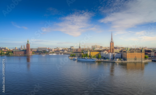Panorama-Ansicht der Altstadt Gamal Stan, links das Alte Rathaus Stockholms Stadshus, gesehen vom Aussichtspunkt Mariaberget, Stockholm, Schweden