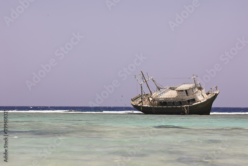 verlassenes Schiff ist vor vielen Jahren am Korallen Riff gestrandet und rostet in der Sonne und Salzwasser am Roten Meer Ägypten, Marsa Alam Afrika photo