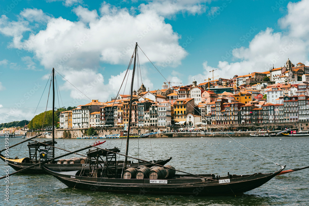 Obraz premium Porte ville magique entre terre et mer 