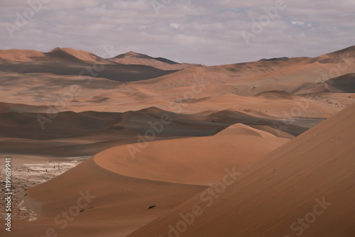 Fototapeta Naklejka Na Ścianę i Meble -  PRECIOSOS PAISAJES DE NAMIBIA, EL DESIERTO AFRICANO. EL MÁS ANTIGUO DEL MUNDO.