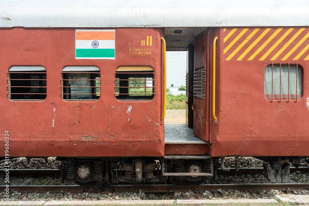 Ein roter Zug steht am Bahnhof in Indien Ein roter Zug steht am Bahnhof in Indien
