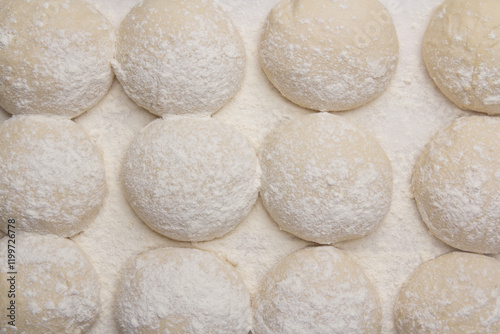 Massa de pão e pizza espelhadas com farinha, tudo numa mesa de pizzaollo