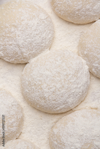 Massa de pão e pizza espelhadas com farinha, tudo numa mesa de pizzaollo