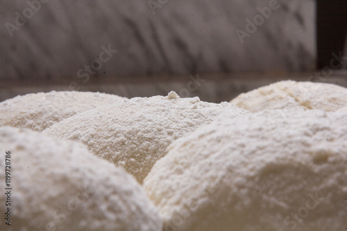 Massa de pão e pizza espelhadas com farinha, tudo numa mesa de pizzaollo