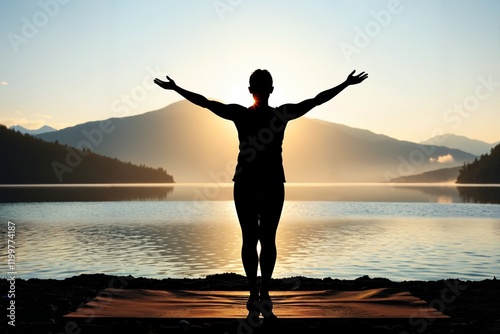 Der Schatten einer Person auf einer Yogamatte zeichnet sich vor einem stillen See im Sonnenaufgang ab, umgeben von nebelverhangenen Bergen. Das Bild symbolisiert Balance, Achtsamkeit und innere Stärke