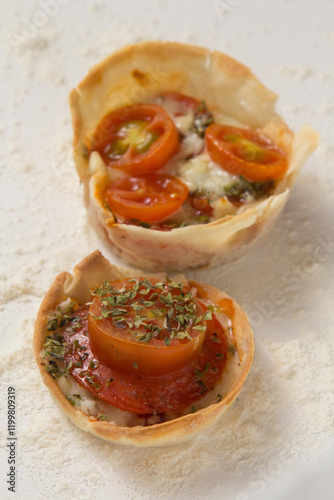 Cesta de massa com doces e salgados como queijo, tomate, chocolate